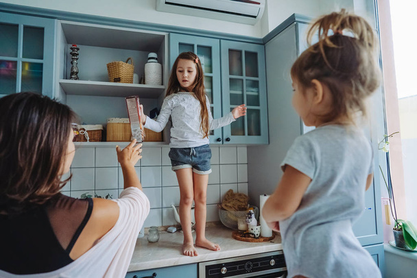 Happy family having fun in the kitchen - Valokuva, kuva