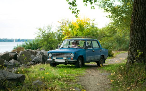 Autumn in England. Old car on the lake shore - Photo, image