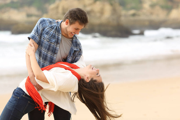 Happy couple falling in love joking during first date on the beach - Foto, Imagen