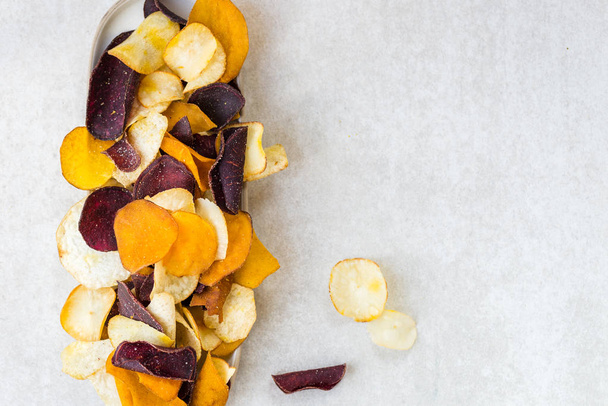 Kom van gezonde Snack uit plantaardige Chips - Foto, afbeelding