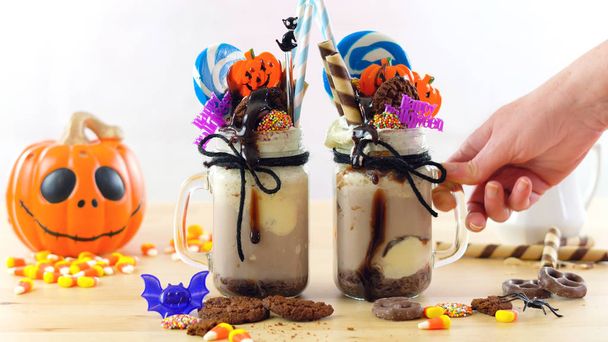 Sur la tendance Halloween freak shakes décoré avec des bonbons, biscuits et sucettes
. - Photo, image