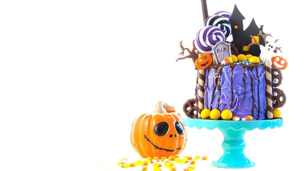En tendencia Halloween candyland fantasía novedad goteo pastel sobre fondo blanco
. - Foto, imagen