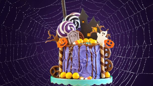 Na trend Halloween candyland Nowość kroplówki ciasto w kolorowe stroną fioletowy, ustawienie. - Zdjęcie, obraz