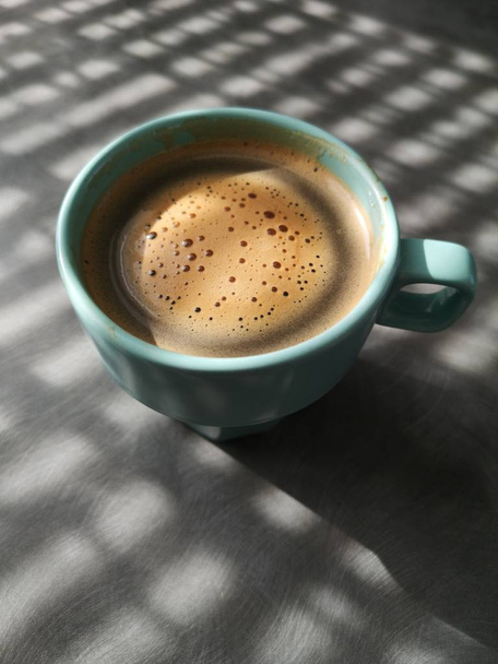 tasse bleue de café sur une table - Photo, image