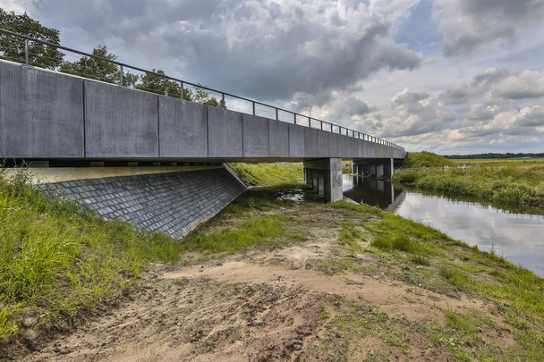 Puente fluvial con paso subterráneo de vida silvestre para evitar la fragmentación del hábitat por infraestructura
 - Foto, imagen