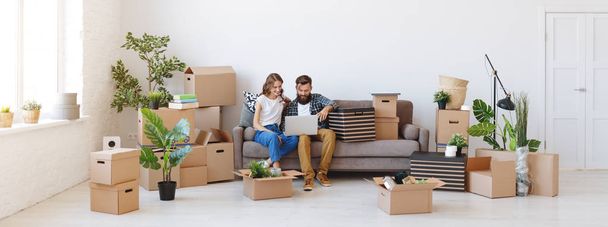 um jovem casal feliz se move para novos apartmen
 - Foto, Imagem