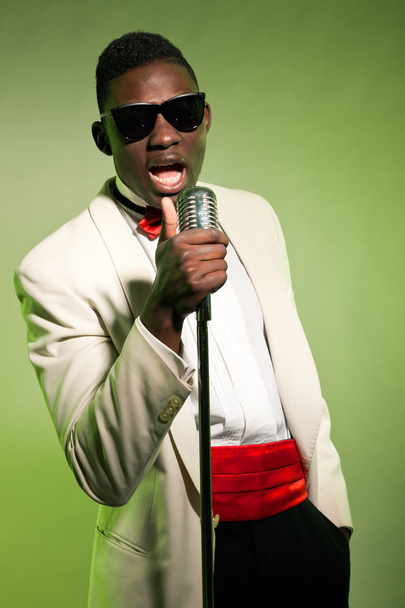 Zpívající černý americký muž v obleku nosit sluneční brýle. ročník. - Fotografie, Obrázek