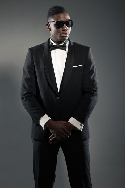 Cool elegante hombre negro americano en traje de gala. Moda tiro
. - Foto, imagen
