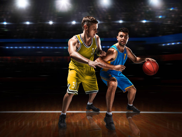 kaksi koripallon pelaajaa scrimmage aikana koripallo-ottelu
 - Valokuva, kuva