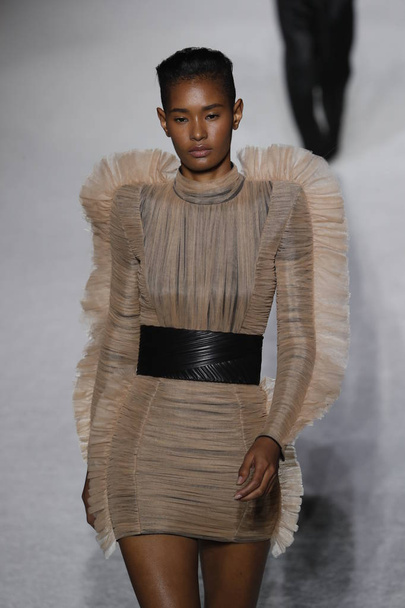 PARIS, FRANCE - MARCH 02: A model walks the runway during the Balmain show as part of the Paris Fashion Week Womenswear Fall/Winter 2018/2019 on March 2, 2018 in Paris, France. - Фото, зображення