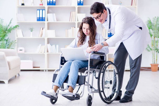 定期検査のために車椅子で来院する障害者 - 写真・画像