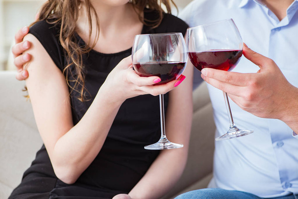 Молодая пара пьет вино в романтической концепции - Фото, изображение