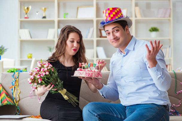 Pareja joven celebrando cumpleaños con pastel - Foto, Imagen