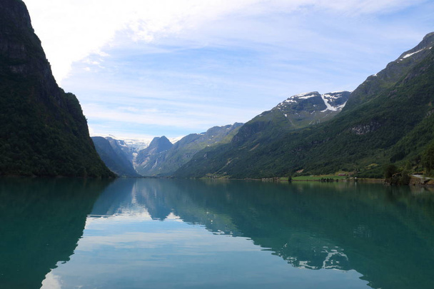 Kaunis järvi Briksdalsbreenissä Norjassa
 - Valokuva, kuva