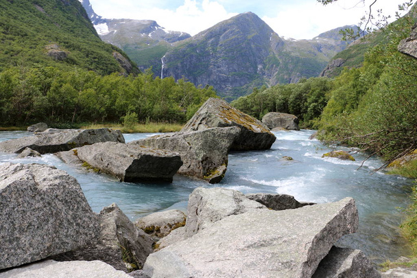 Річка в Briksdalsbreen в Норвегії - Фото, зображення