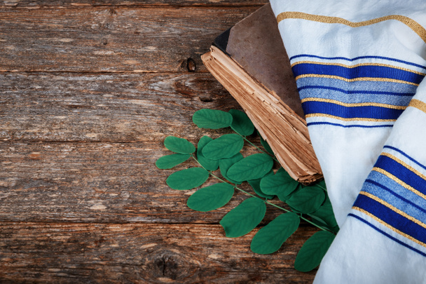 Libro di preghiere per le festività ebraiche High Holy Days su un tavolo di legno
 - Foto, immagini