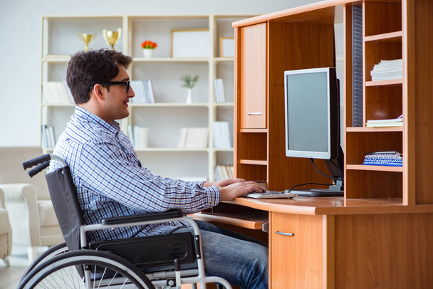 Estudiante discapacitado que estudia en casa en silla de ruedas - Foto, Imagen