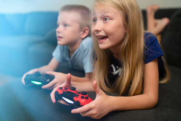 Children playing video games  - Φωτογραφία, εικόνα