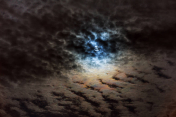 Nuages dramatiques dans le ciel nocturne mystérieux avec pleine lune au clair de lune
 - Photo, image