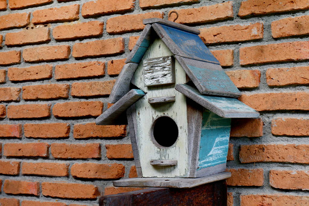 wood house bird, old house for bird on red brick wall, small wood house on wall old - Photo, Image