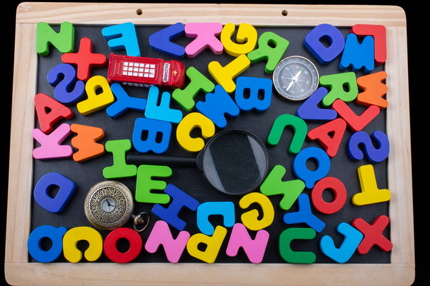 Nagyító és színes betűk ábécé - Fotó, kép