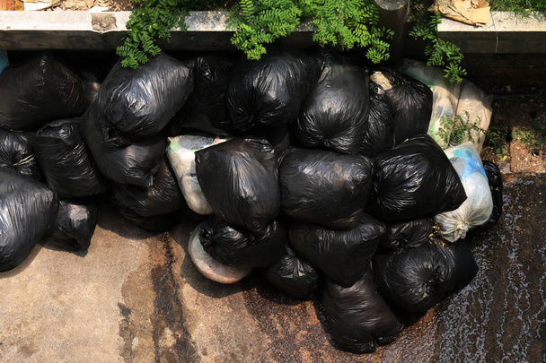 Montón de basura bin vista superior negro, Muchas bolsas de basura negro, Residuos de plástico muchos, Bolsas de basura basura contaminación
 - Foto, imagen