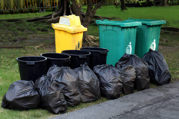 lixo lixo plástico, lixo em saco preto e bin, pilha de lixo lixo lixo lixo sujeira e lixo saco muitos no jardim parque público, reciclar lixo lixo lixo
 - Foto, Imagem