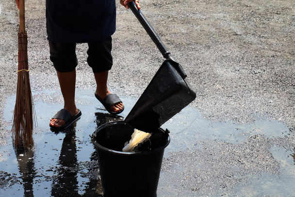 люди подметают грязную воду на улицах, чистят пол, домработницу, домработницу, домохозяйку, прислугу, горничную
 - Фото, изображение