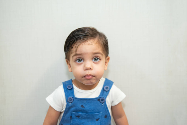 Bebê bonito criança menino - com romper azul no fundo branco
 - Foto, Imagem