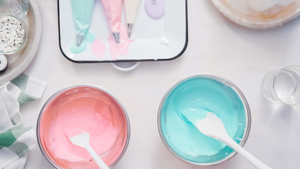 Mengen van voedsel kleuren in het royal icing om te versieren unicorn suiker koekjes. - Foto, afbeelding