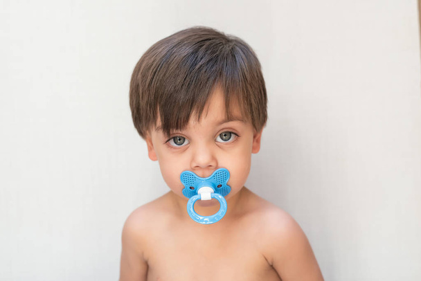 Schattige baby jongen peuter - met fopspeen in de mond - Foto, afbeelding