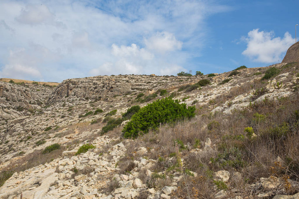 Città Valleta, Malta, Europa. Rocce e colline. Natura in estate. Foto di viaggio 2018 settembre
. - Foto, immagini