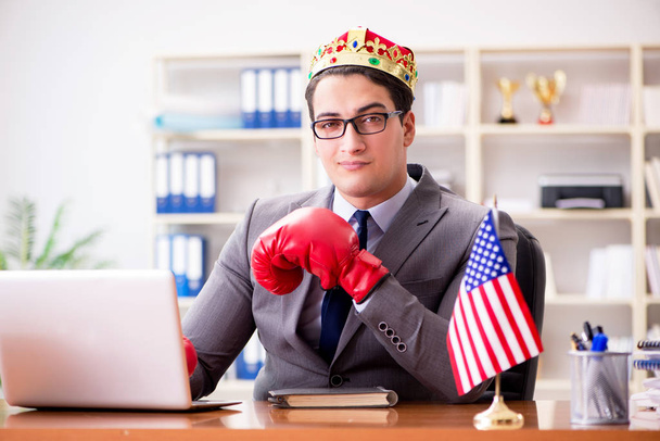 Homme d'affaires avec drapeau américain au bureau - Photo, image