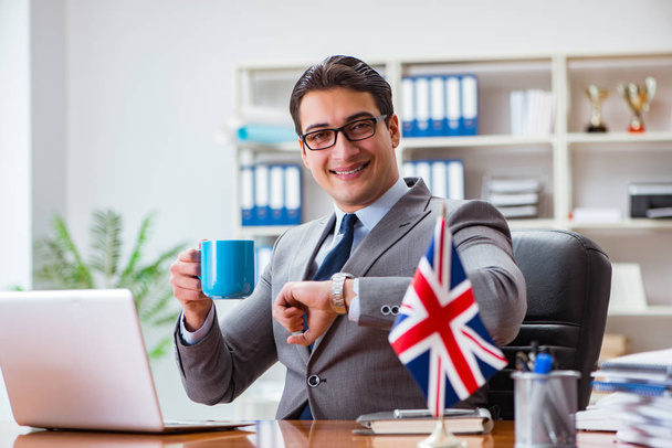 英国の国旗を掲げたビジネスマン - 写真・画像