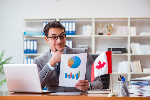 Επιχειρηματίας με καναδική σημαία στο γραφείο - Φωτογραφία, εικόνα