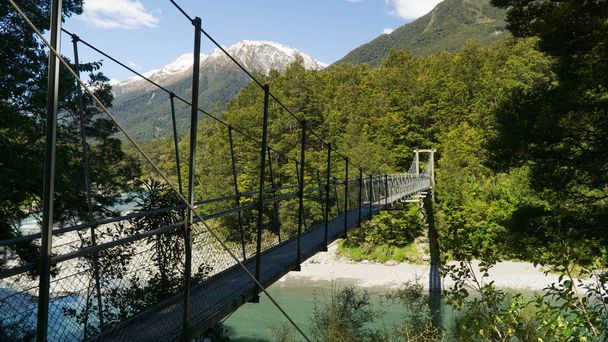 Pont suspendu à la corde et au bois dans le parc national du Mont-Aspirant, Nouvelle-Zélande
 - Photo, image