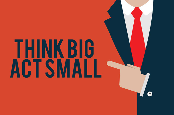 Texte d'écriture de mots Think Big Act Small. Concept d'entreprise pour de grands objectifs ambitieux Prendre de petites mesures une à la fois
 - Photo, image