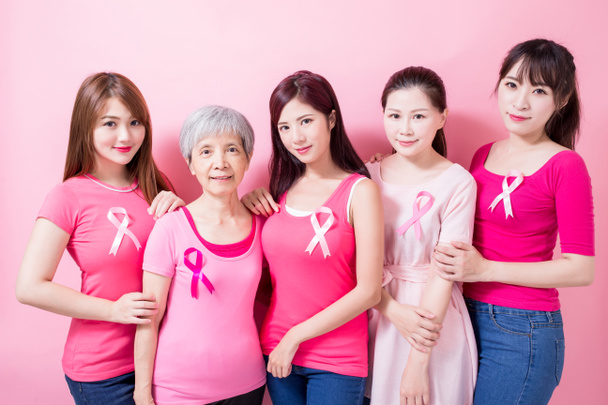 vrouwen met borstkanker kankerpreventie op de roze achtergrond - Foto, afbeelding