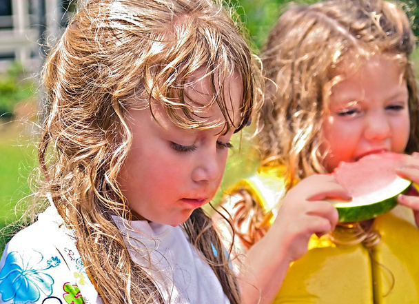 Lindas chicas comiendo sandía
 - Foto, Imagen