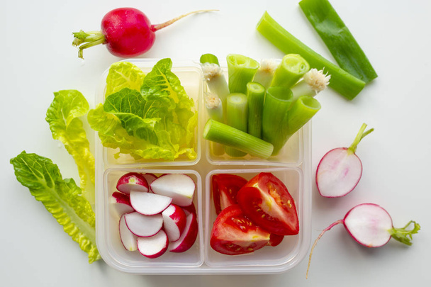 Здорові та свіжі овочі в обідній коробці
. - Фото, зображення