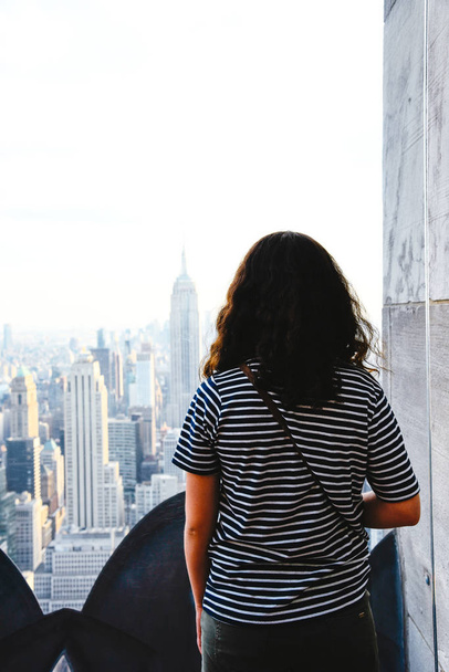 eine Frau mit Blick auf die Skyline von New York - Foto, Bild