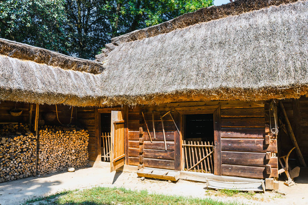 altes Blockhaus mit Reetdach, traditionelle ländliche Architektur in Polen - Foto, Bild