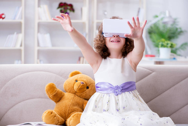 Μικρό κοριτσάκι με γυαλιά εικονικής πραγματικότητας εικονικής πραγματικότητας - Φωτογραφία, εικόνα