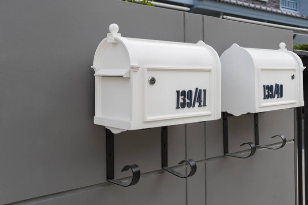 Metal postilaatikko ja moderni betoni tummanharmaa seinä tausta
. - Valokuva, kuva