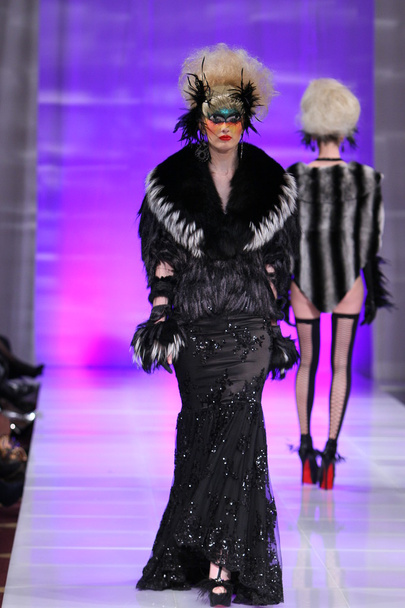 NEW YORK - FEBRUARY 15: A Model walks on the Catalin Botezatu fashion runway at The New Yorker Hotel during Couture Fashion Week on February 15, 2013 in New York City - Foto, Imagen
