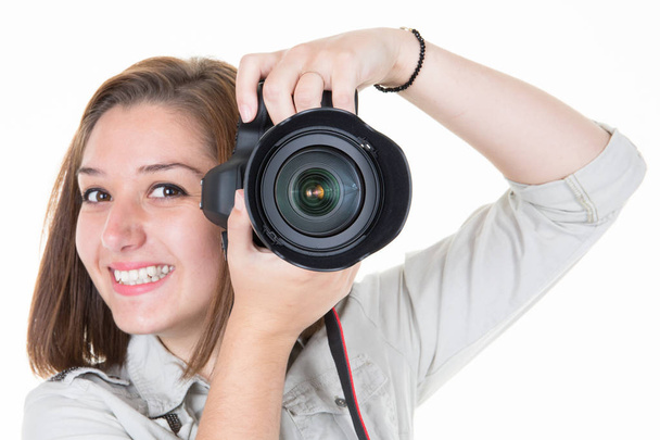 Lachende vrouw fotograaf op witte achtergrond - Foto, afbeelding