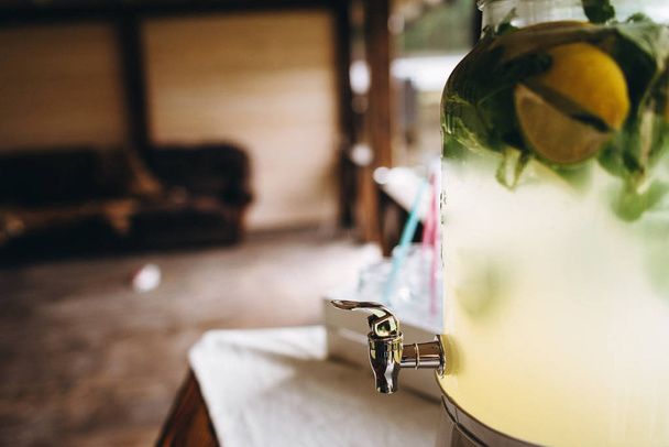 Крупним планом скляний глечик з лимонаду
 - Фото, зображення