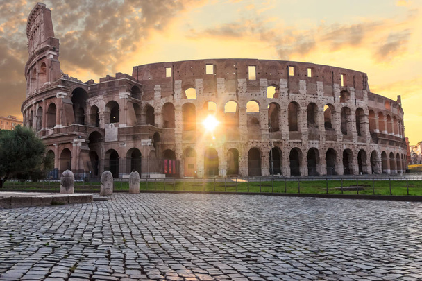 Het Colosseum bij zonsopgang in Rome - Foto, afbeelding