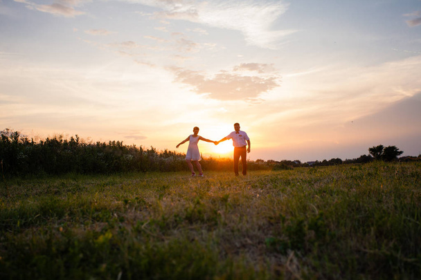 Rustic wedding couple at sunset in the summer outdoors - Foto, afbeelding