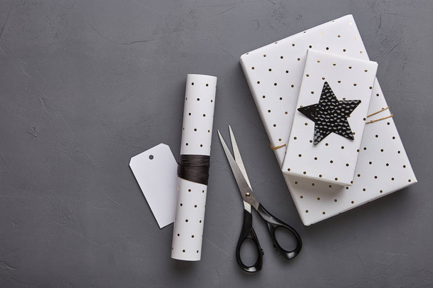 Concepto de Navidad plano con cajas de regalo y decoración en colores blanco y negro. Envoltura de regalo. Vista superior
 - Foto, Imagen